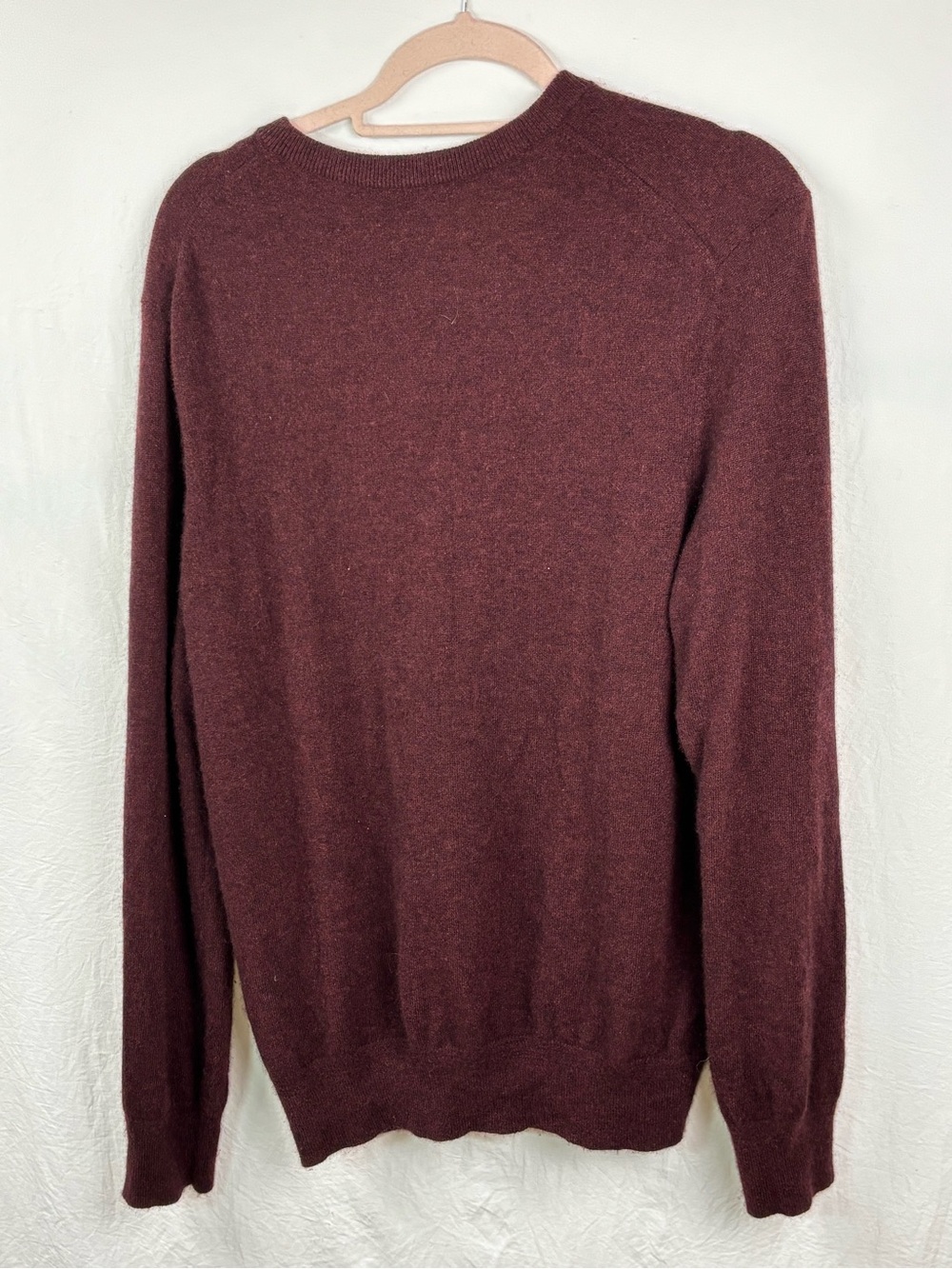 Vince Men's large V-Neck 100% cashmere Sweater in Burgundy - Picture 6 of 12